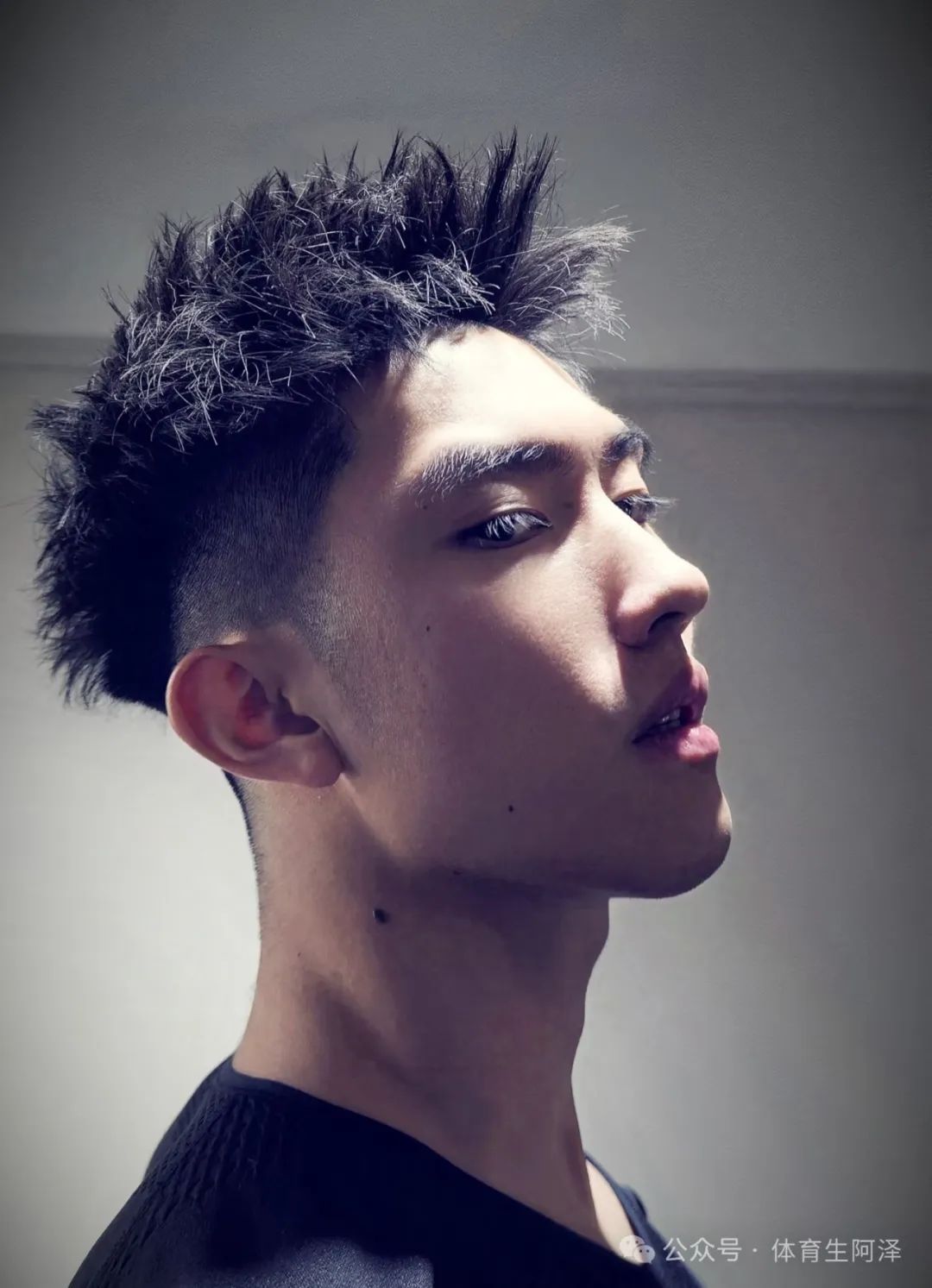 188cm 钻石黑皮足球体育生，球场上爆汗淋漓，性张力满满......