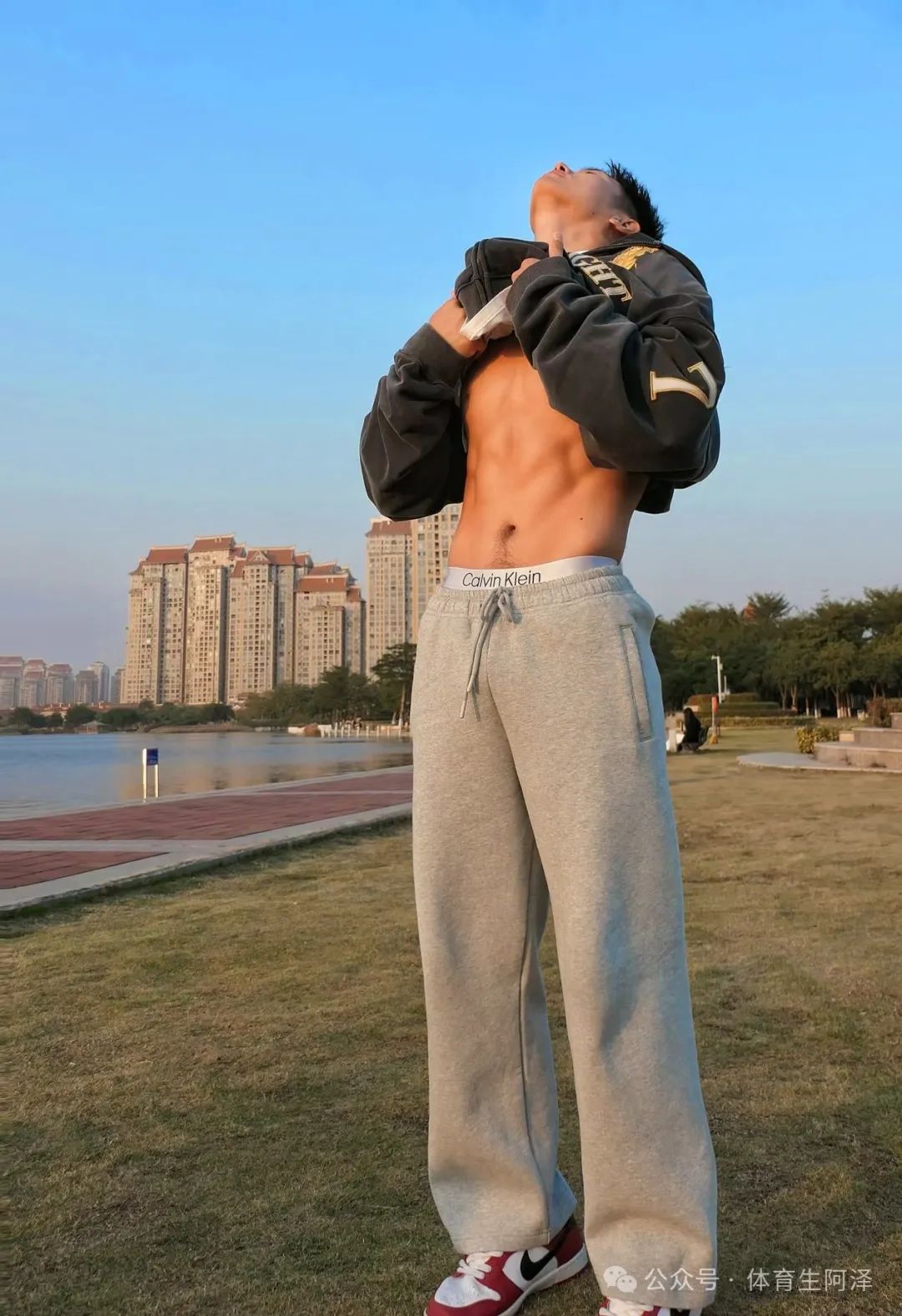 188cm 钻石黑皮足球体育生，球场上爆汗淋漓，性张力满满......
