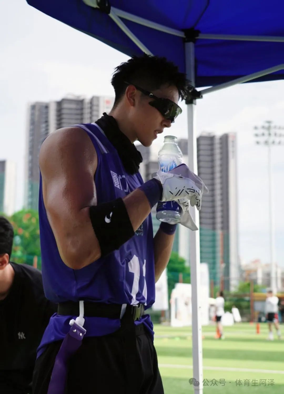 188cm 钻石黑皮足球体育生,球场上爆汗淋漓,性张力满满...... 188cm 钻石黑皮足球体育生,球场上爆汗淋漓,性张力满满......