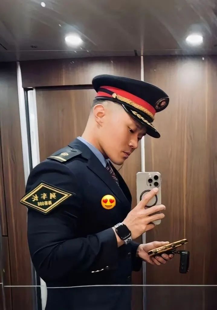 陕西超粗壮的列车长火了，网友：这西北汉子是真爸爸！