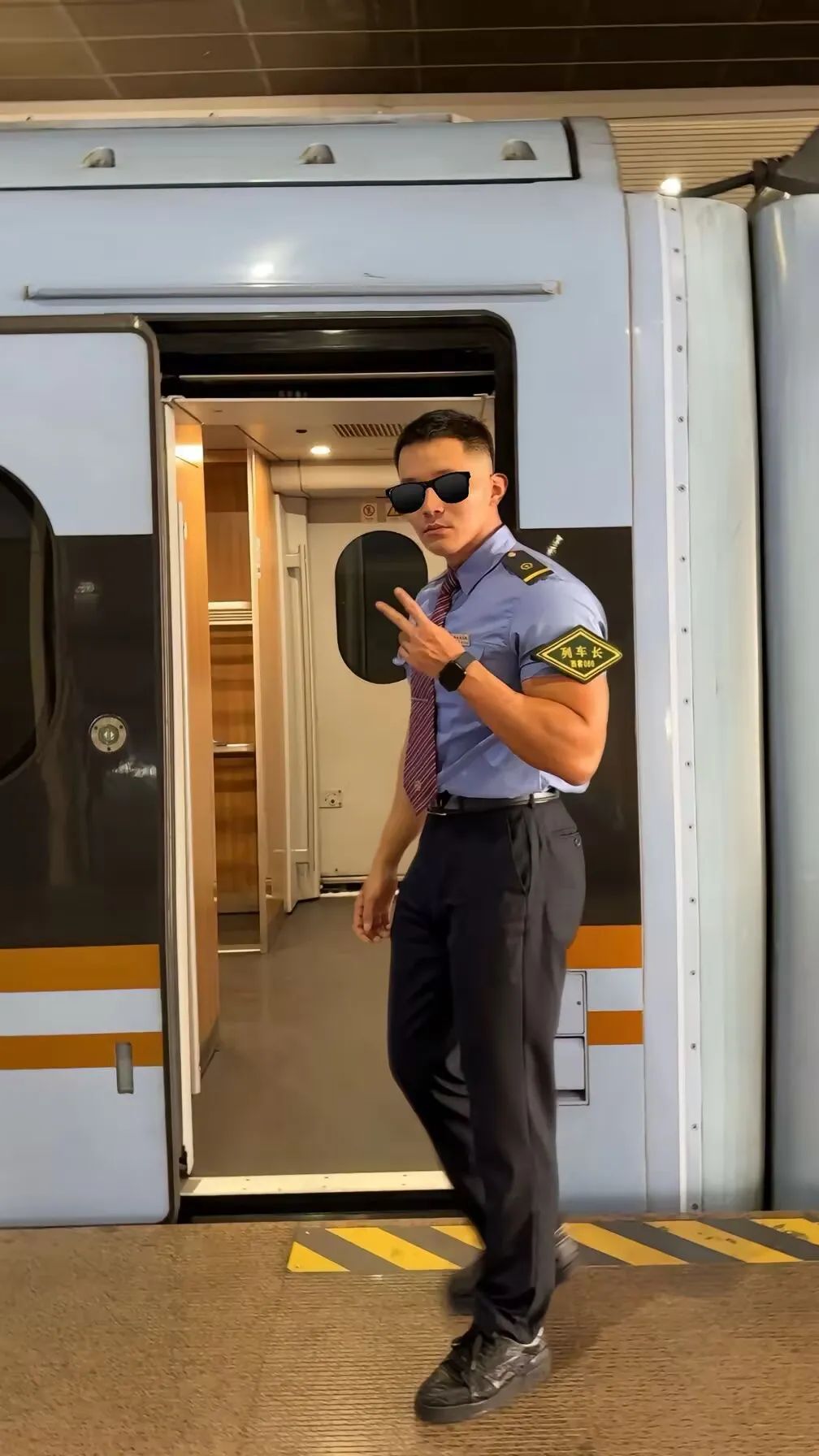 陕西超粗壮的列车长火了，网友：这西北汉子是真爸爸！