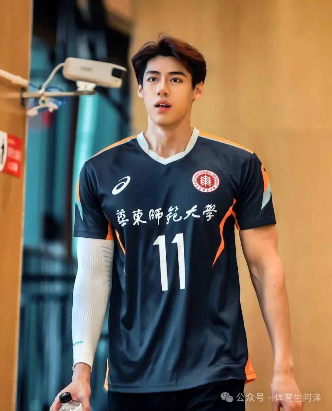 排球圈新晋Top体育生，白袜长腿太诱惑。网友辣评：球粉吃太好了......-潮男潮北