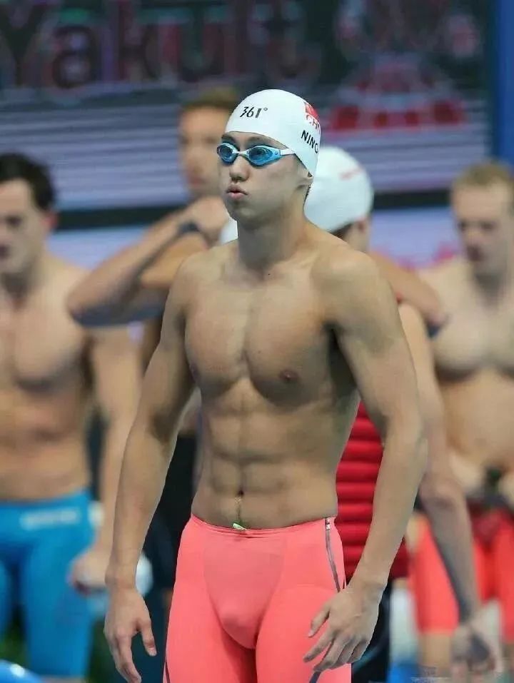 32 岁宁泽涛最新肌肉大片，颜值身材真的太能打了！