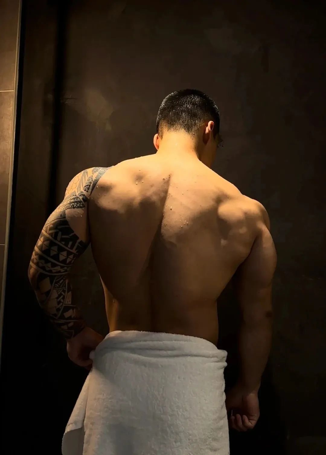 浙江直男教练的瓜都吃了吗？拍全见版写真爆红推特