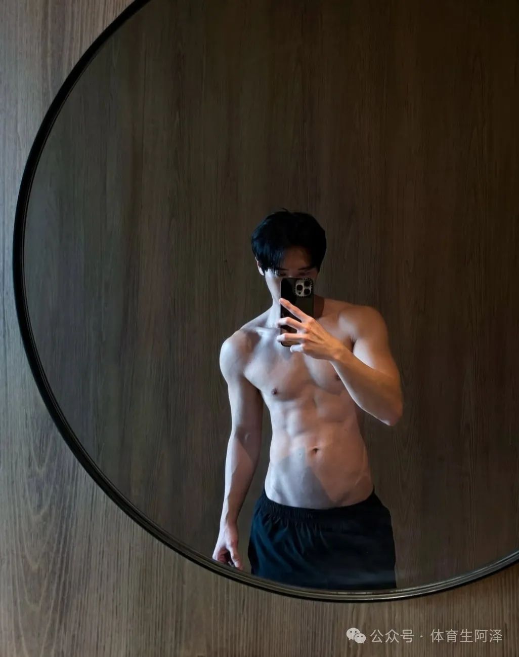 195cm 篮球体育生因“尺度太大”爆火推特，人形打桩机到底有多诱惑.......