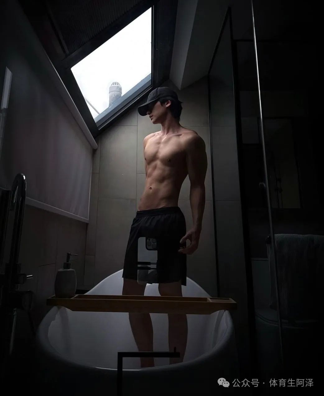 195cm 篮球体育生因“尺度太大”爆火推特，人形打桩机到底有多诱惑.......
