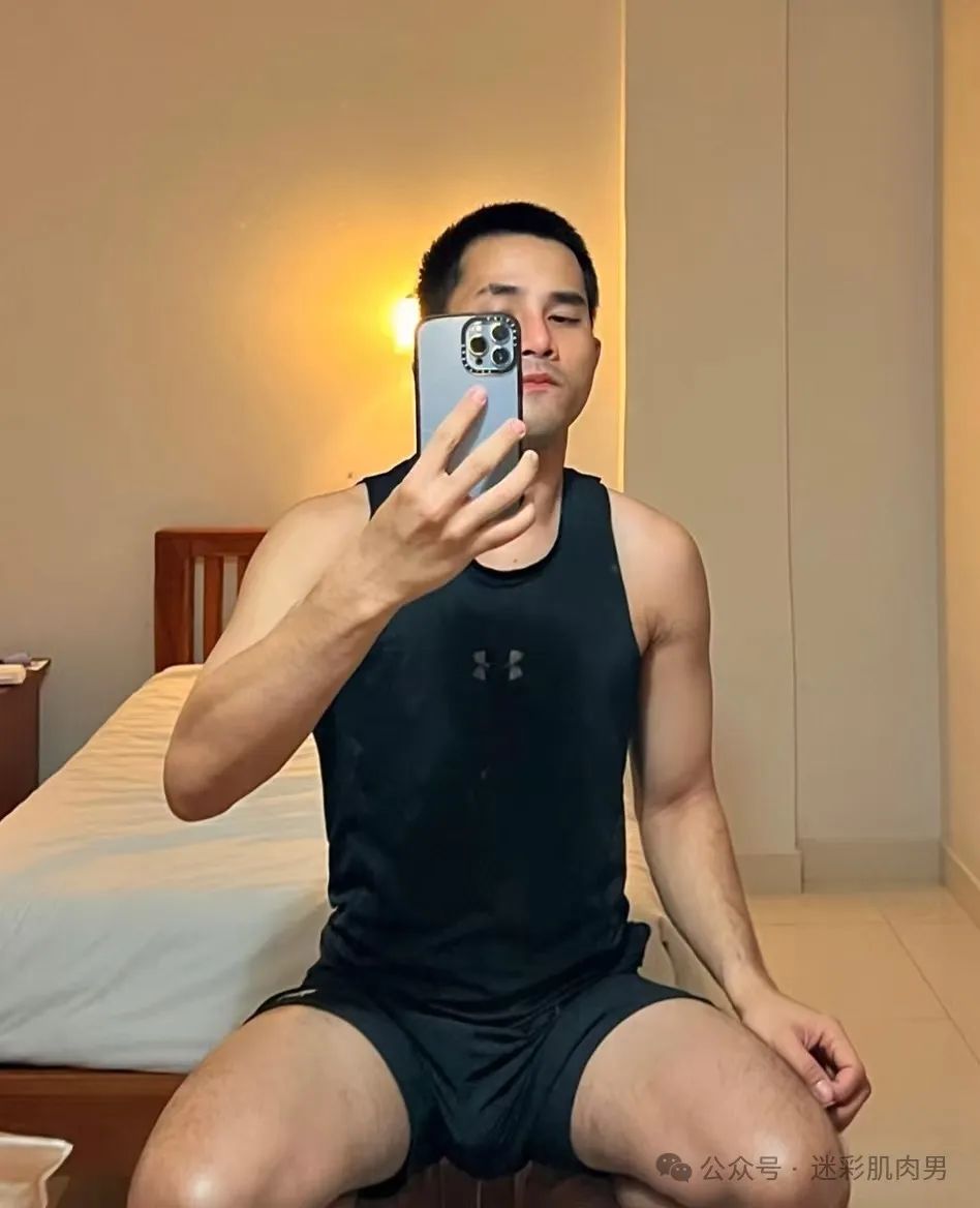 不穿内裤自拍的寸头小哥粗壮手臂大胸，真的超可以！