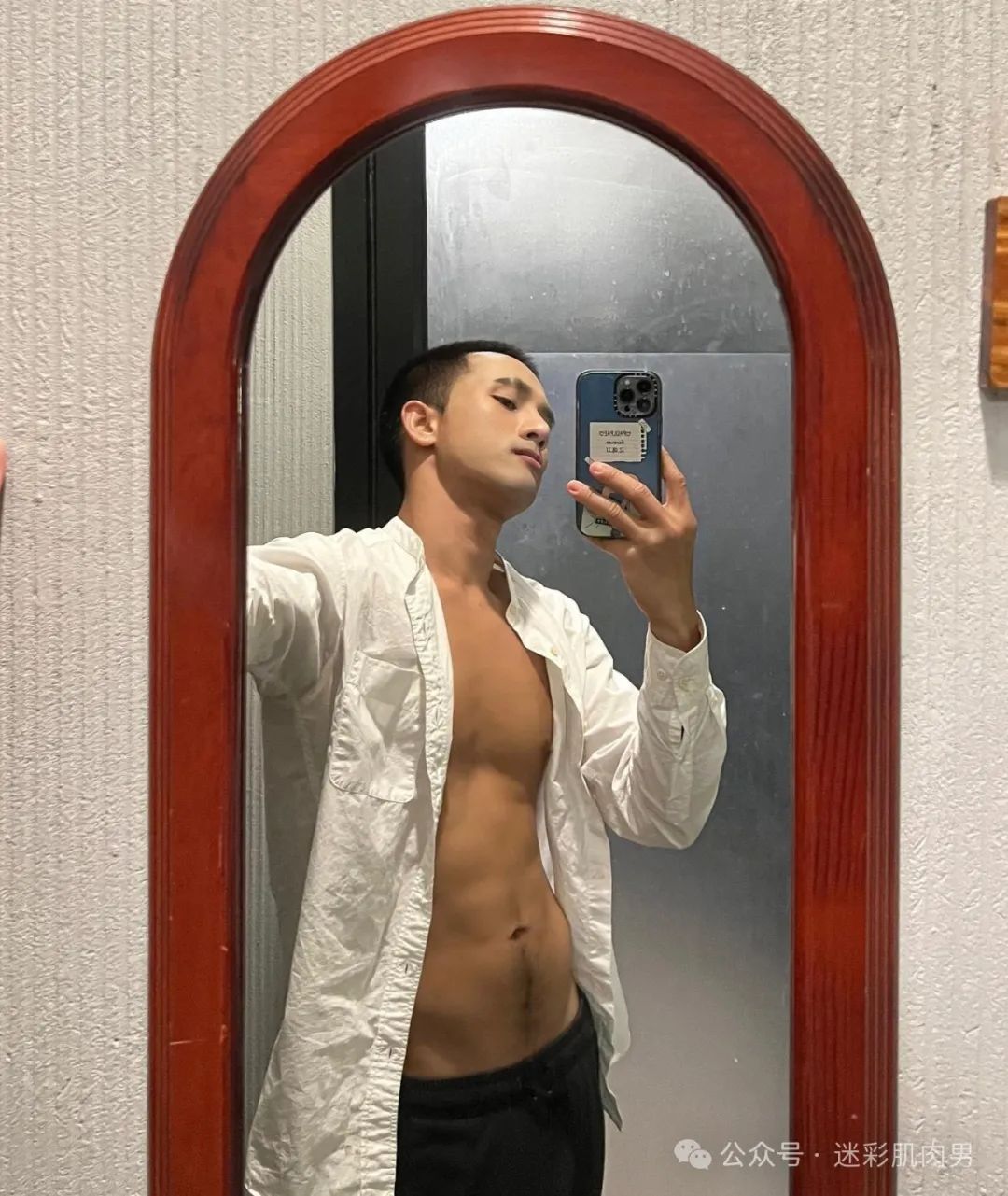 不穿内裤自拍的寸头小哥粗壮手臂大胸，真的超可以！