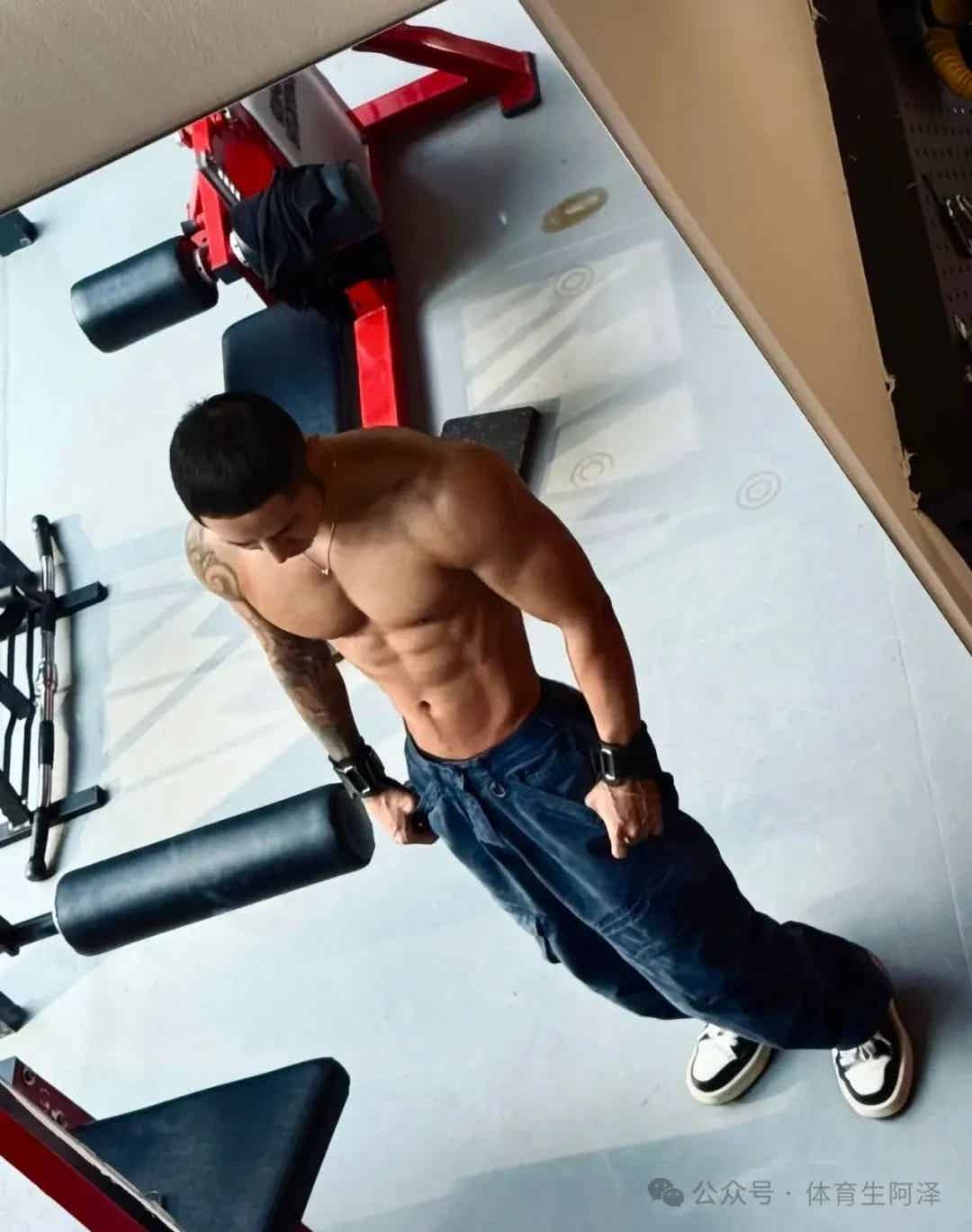 山东 195cm 黑皮猛 1 体育生，粗腿大包超性感.......