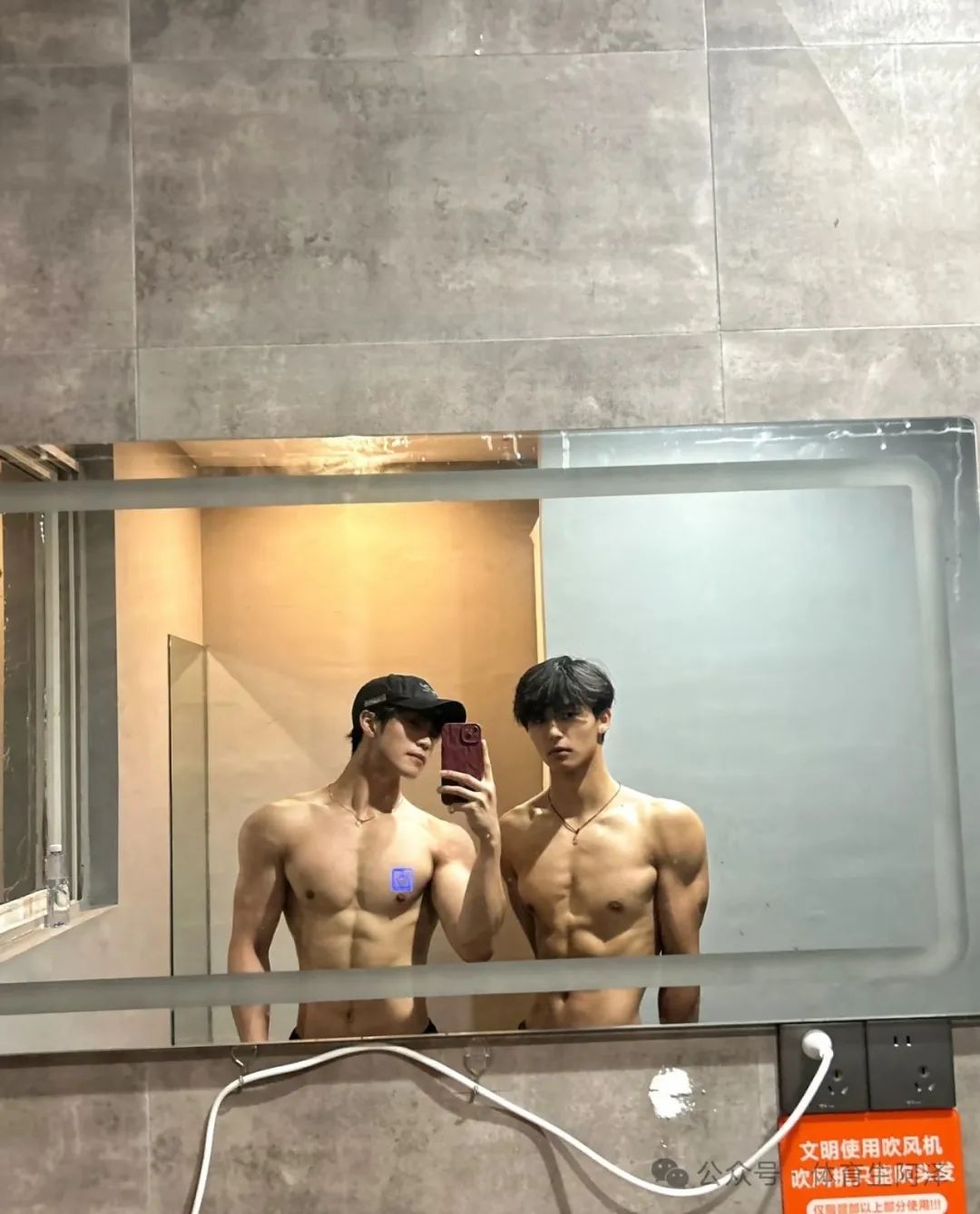 牛逼，百万网红被爆料塌房，网友辣评：私下玩的真花......