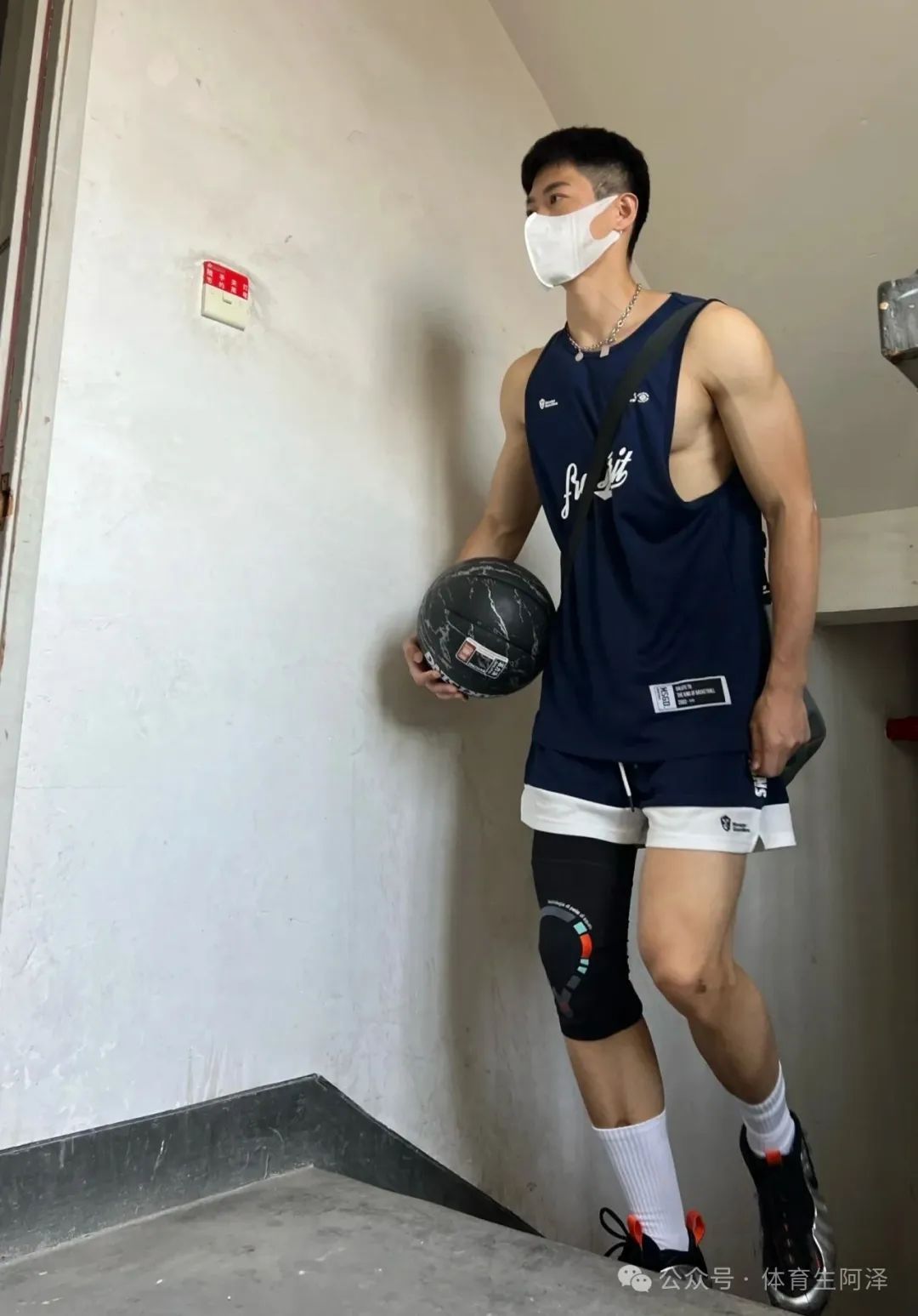 188 黑皮白袜体育生约学弟户外运动,学弟:" 太猛了 ",真的好持久....... 188 黑皮白袜体育生约学弟户外运动,学弟:" 太猛了 ",真的好持久.......