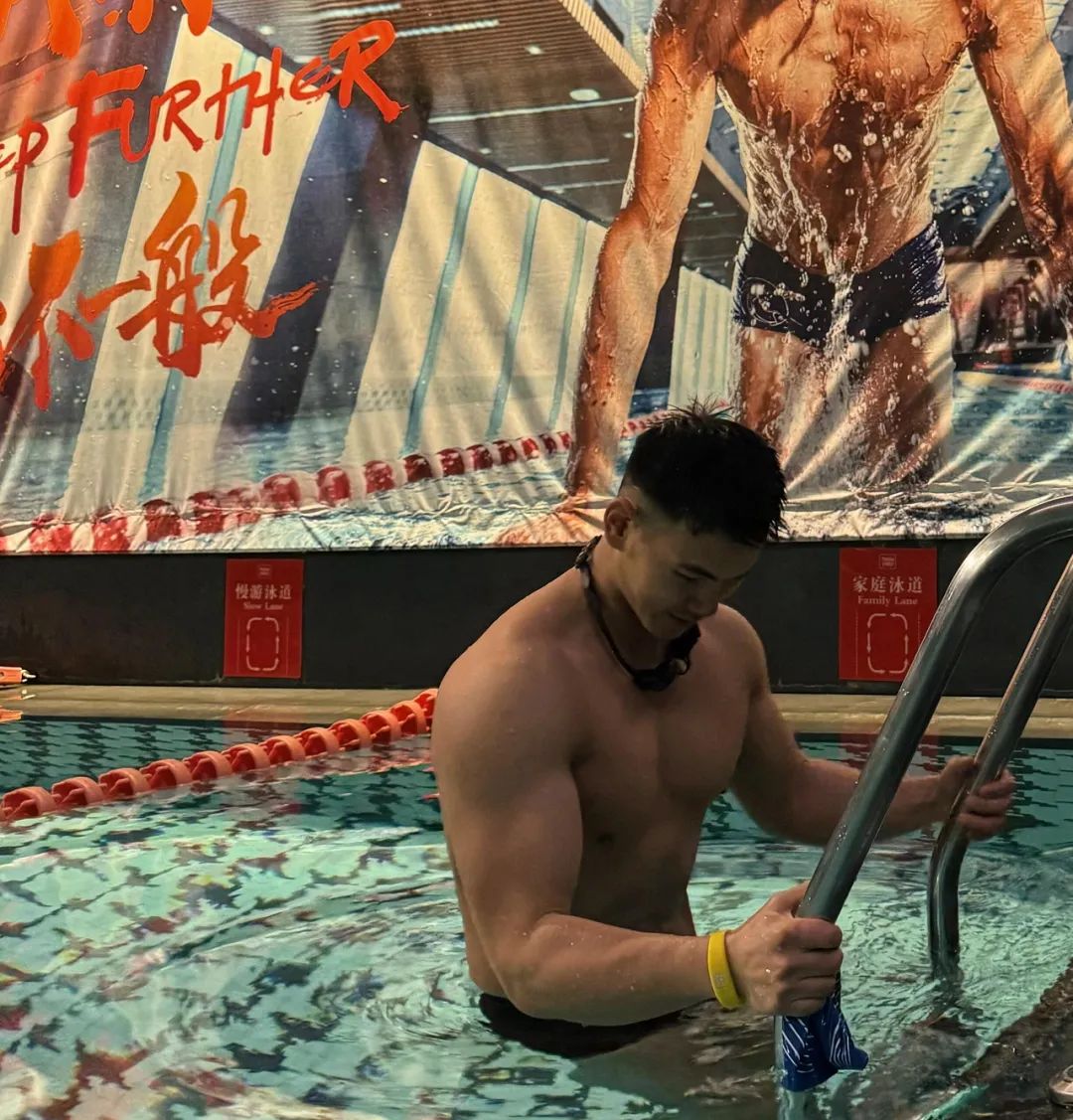 25 岁上海健身网红，身高 187cm 麒麟臂配麻将腹肌，谁能想到他曾胖到 240 斤？