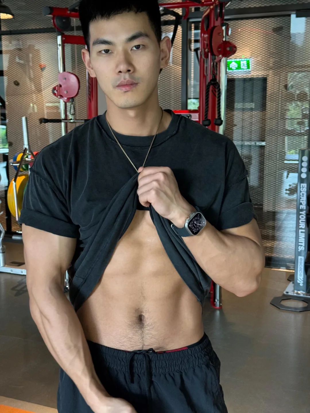 25 岁上海健身网红，身高 187cm 麒麟臂配麻将腹肌，谁能想到他曾胖到 240 斤？