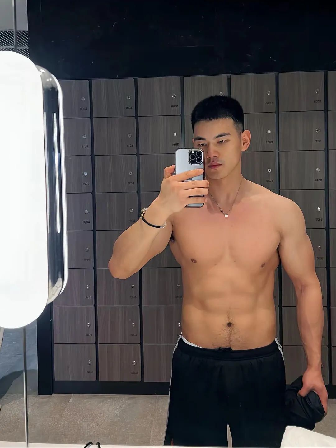 25 岁上海健身网红，身高 187cm 麒麟臂配麻将腹肌，谁能想到他曾胖到 240 斤？