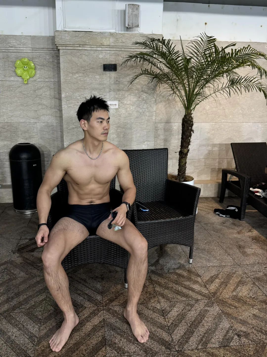 25 岁上海健身网红，身高 187cm 麒麟臂配麻将腹肌，谁能想到他曾胖到 240 斤？