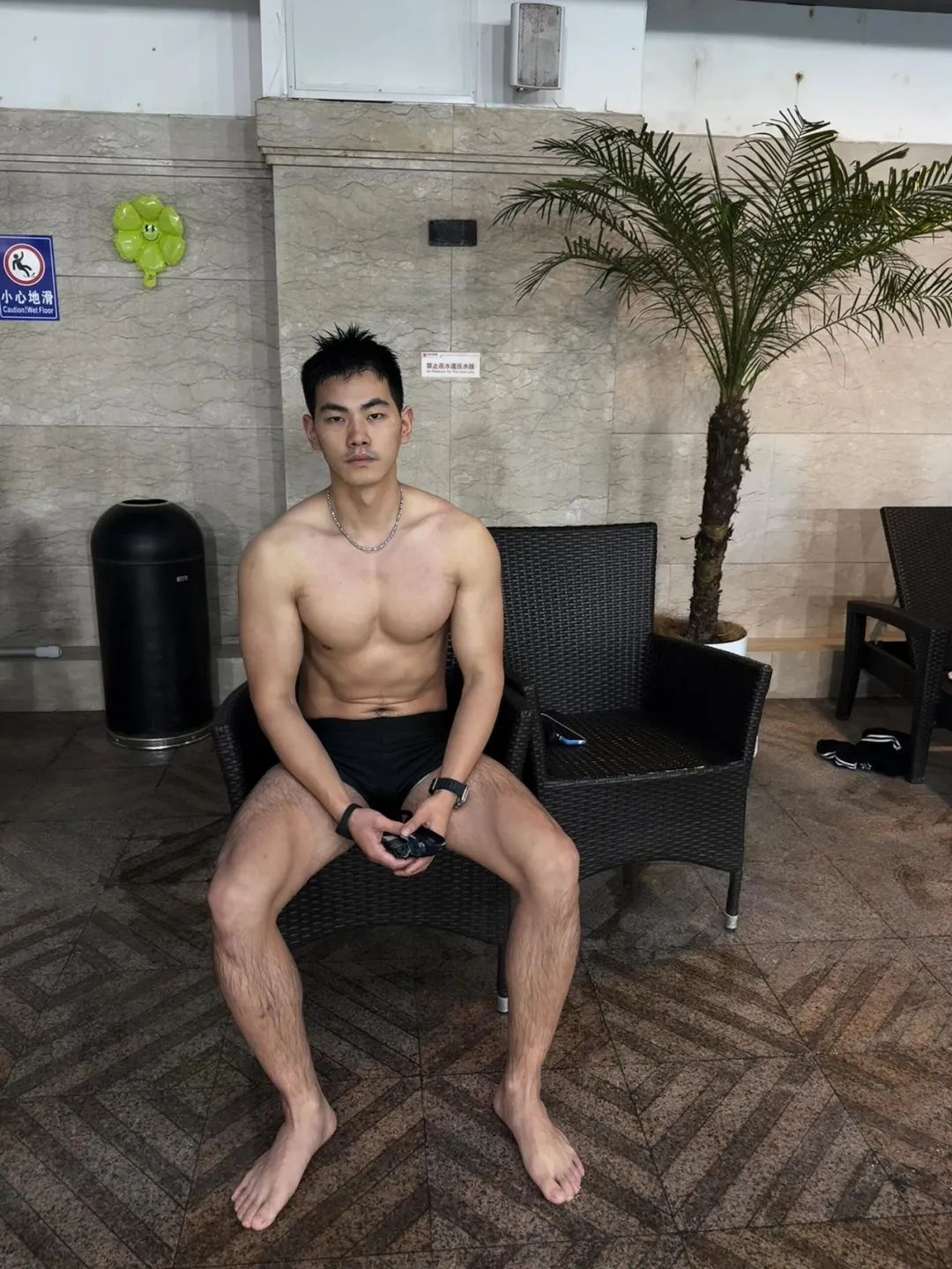 25 岁上海健身网红，身高 187cm 麒麟臂配麻将腹肌，谁能想到他曾胖到 240 斤？