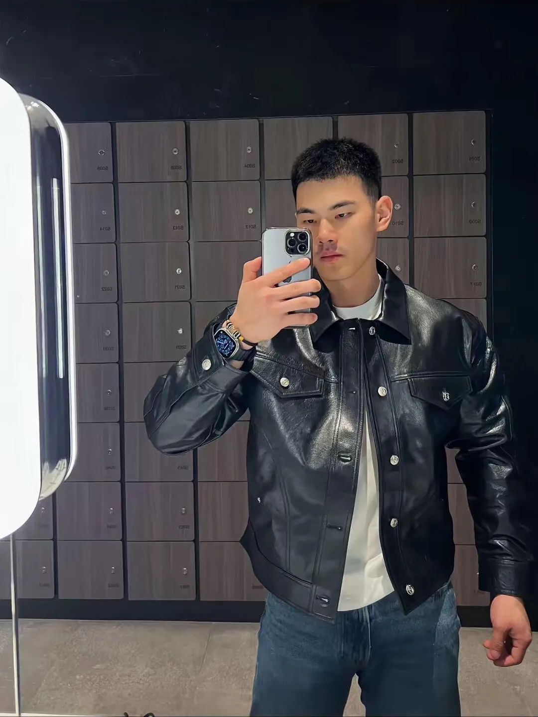 25 岁上海健身网红，身高 187cm 麒麟臂配麻将腹肌，谁能想到他曾胖到 240 斤？