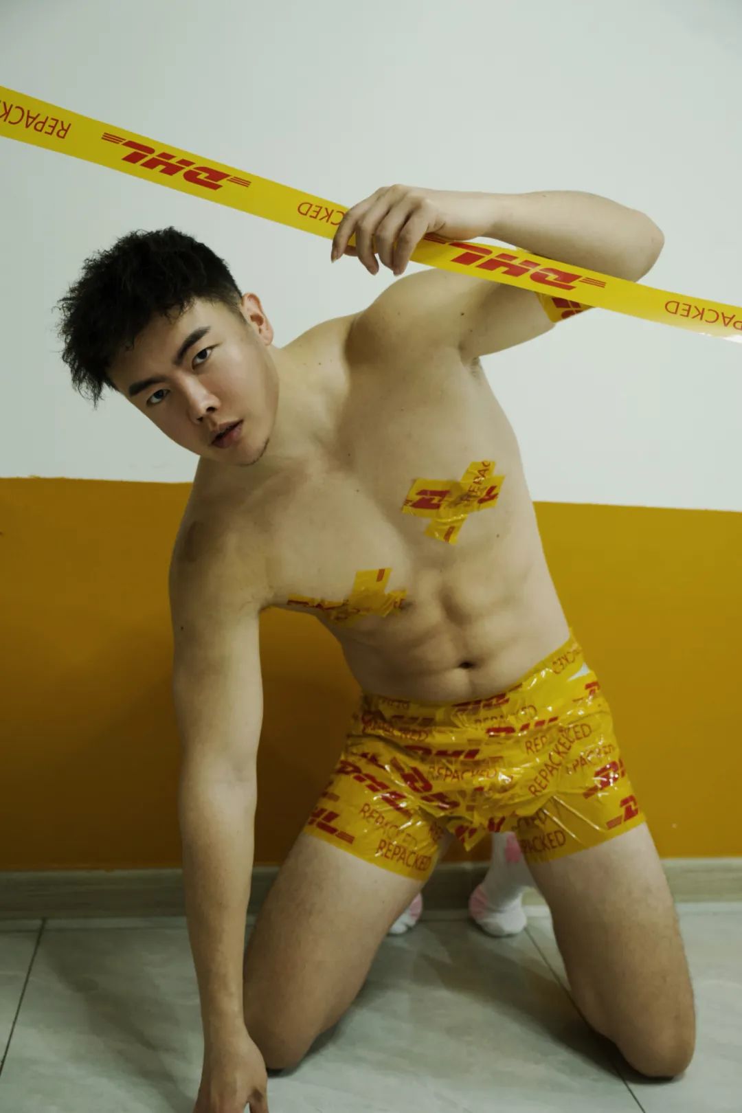 被胶带绑住双手的肌肉男，谁来救救他？