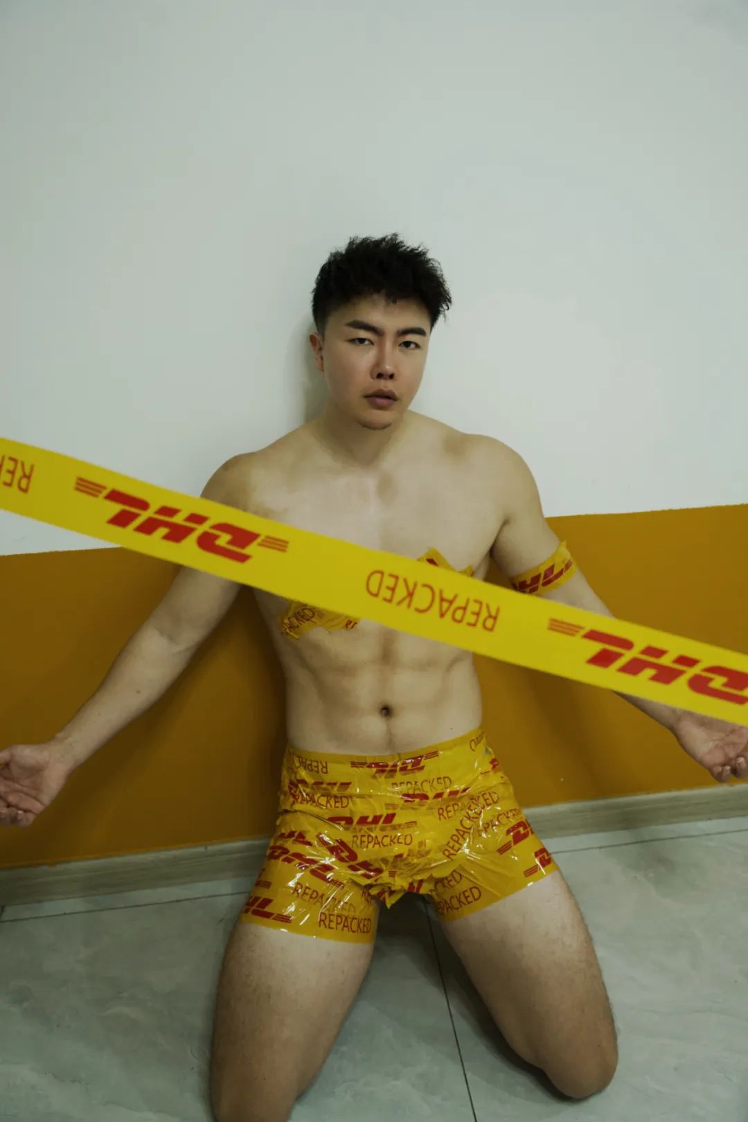 被胶带绑住双手的肌肉男，谁来救救他？
