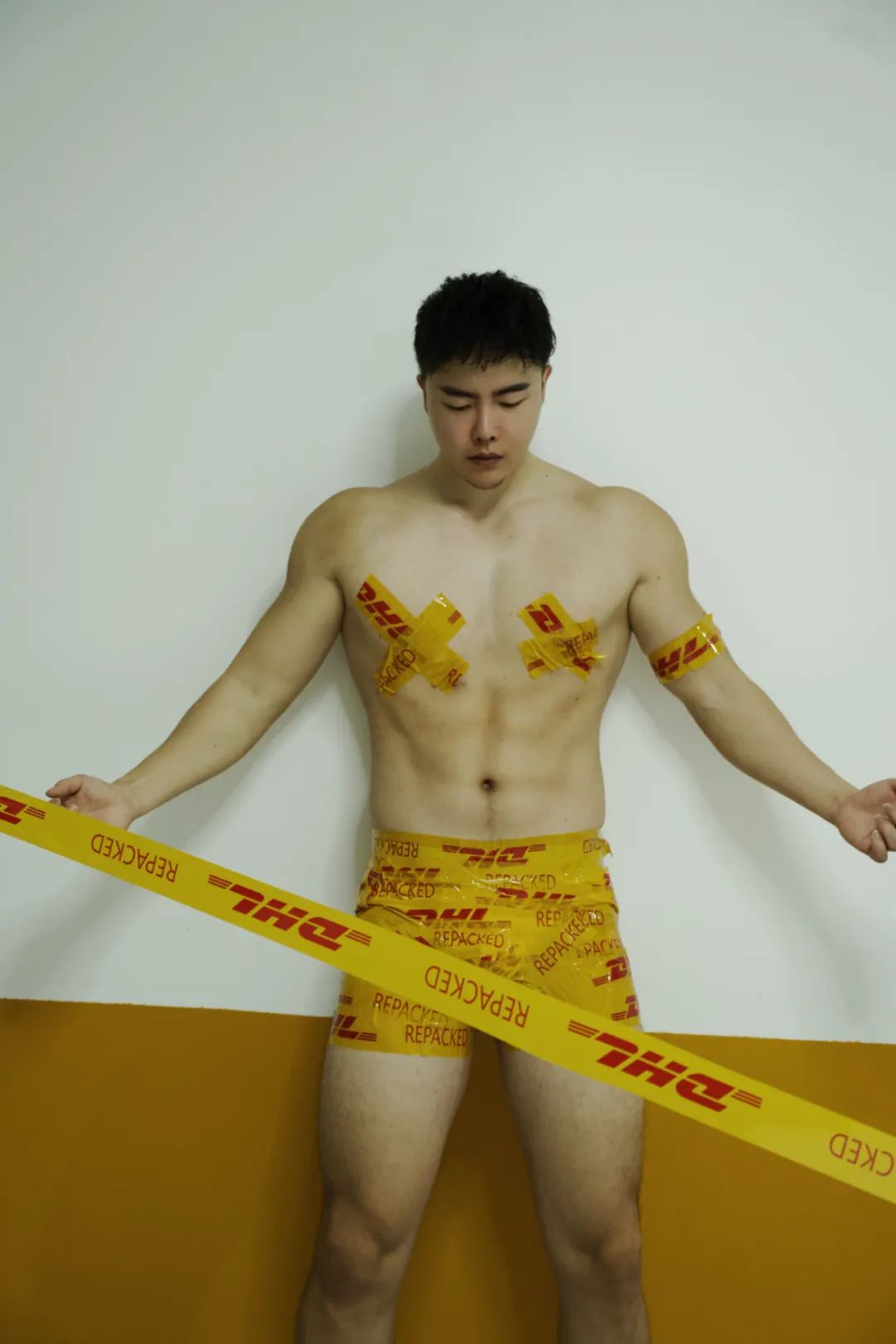 被胶带绑住双手的肌肉男，谁来救救他？