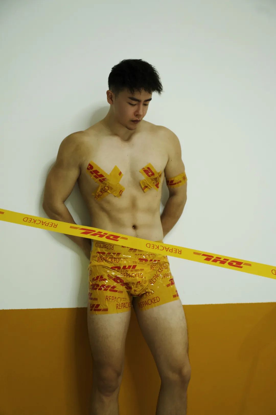 被胶带绑住双手的肌肉男，谁来救救他？