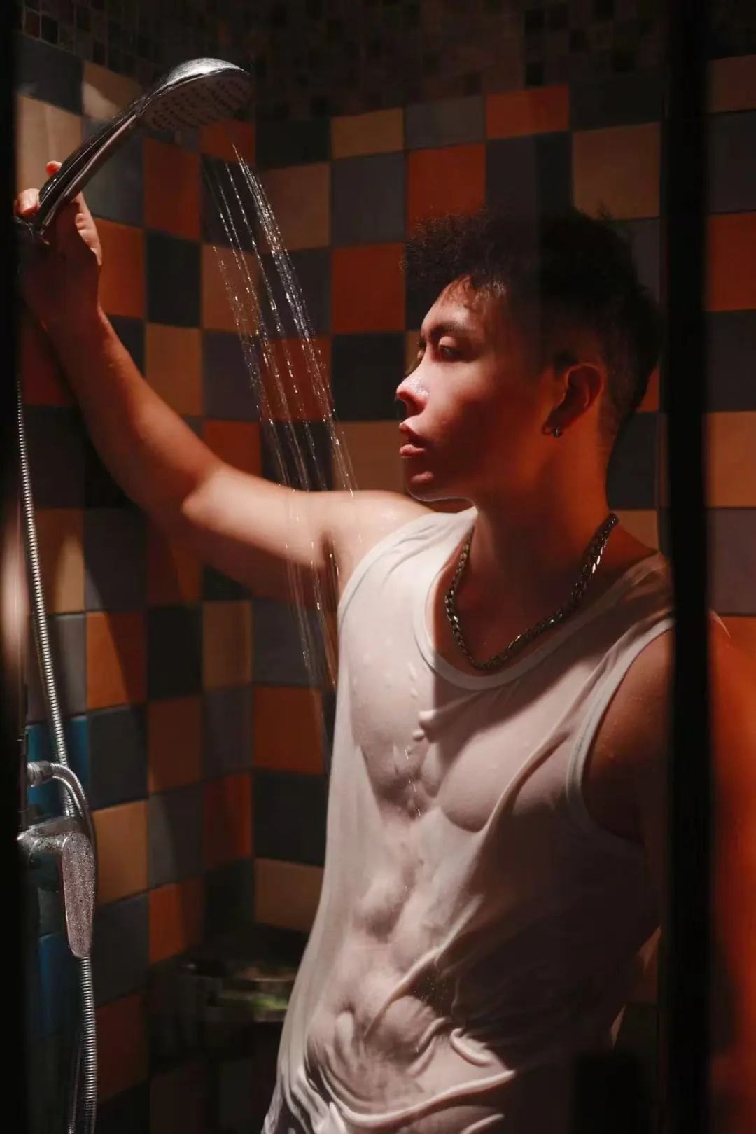 被胶带绑住双手的肌肉男，谁来救救他？