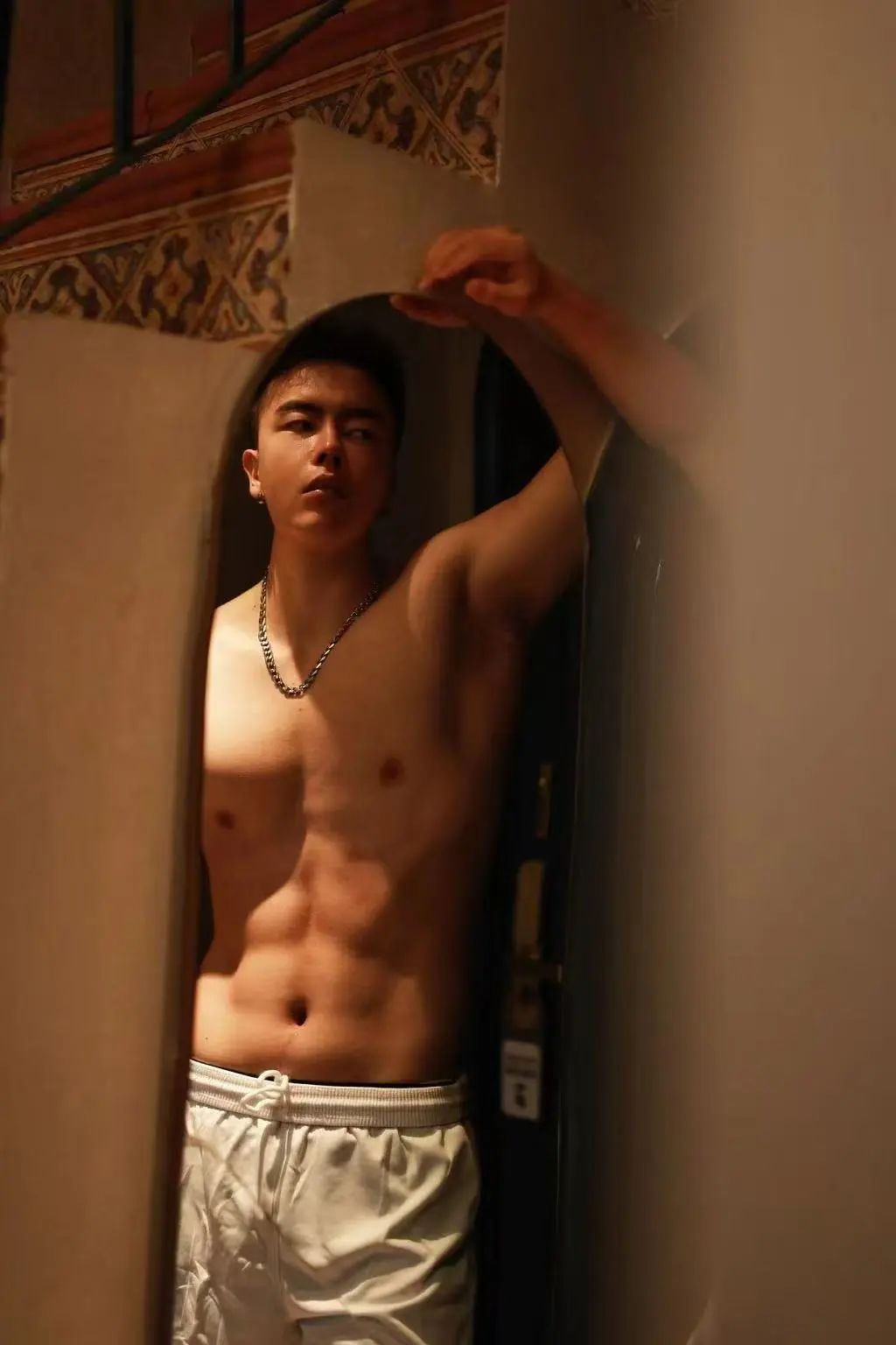 被胶带绑住双手的肌肉男，谁来救救他？