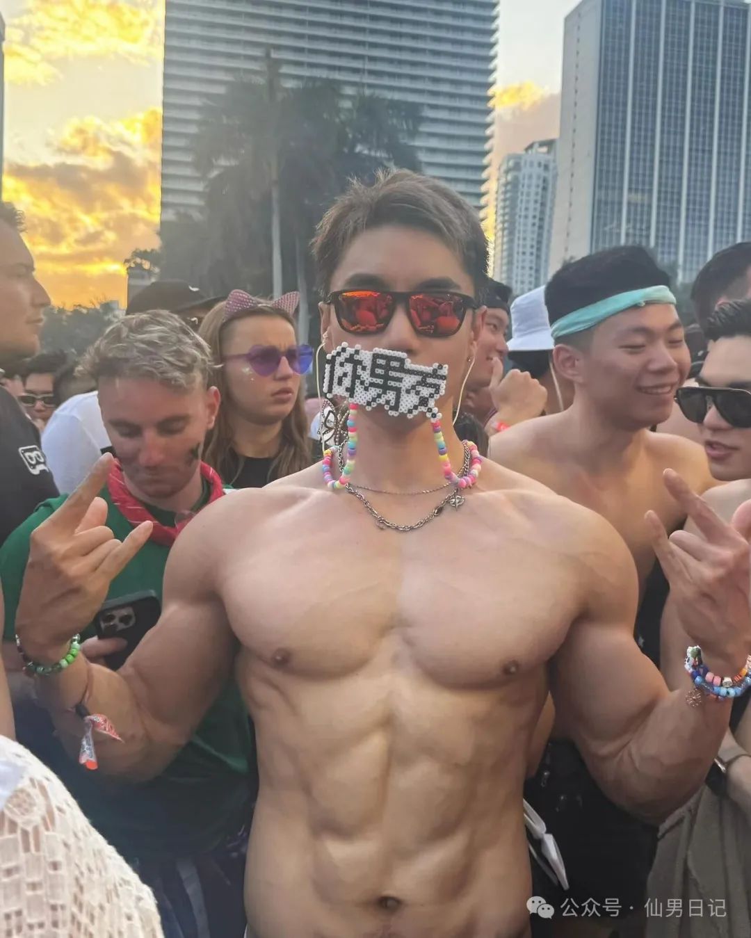 体育生留子的腹肌让美国佬疯狂……