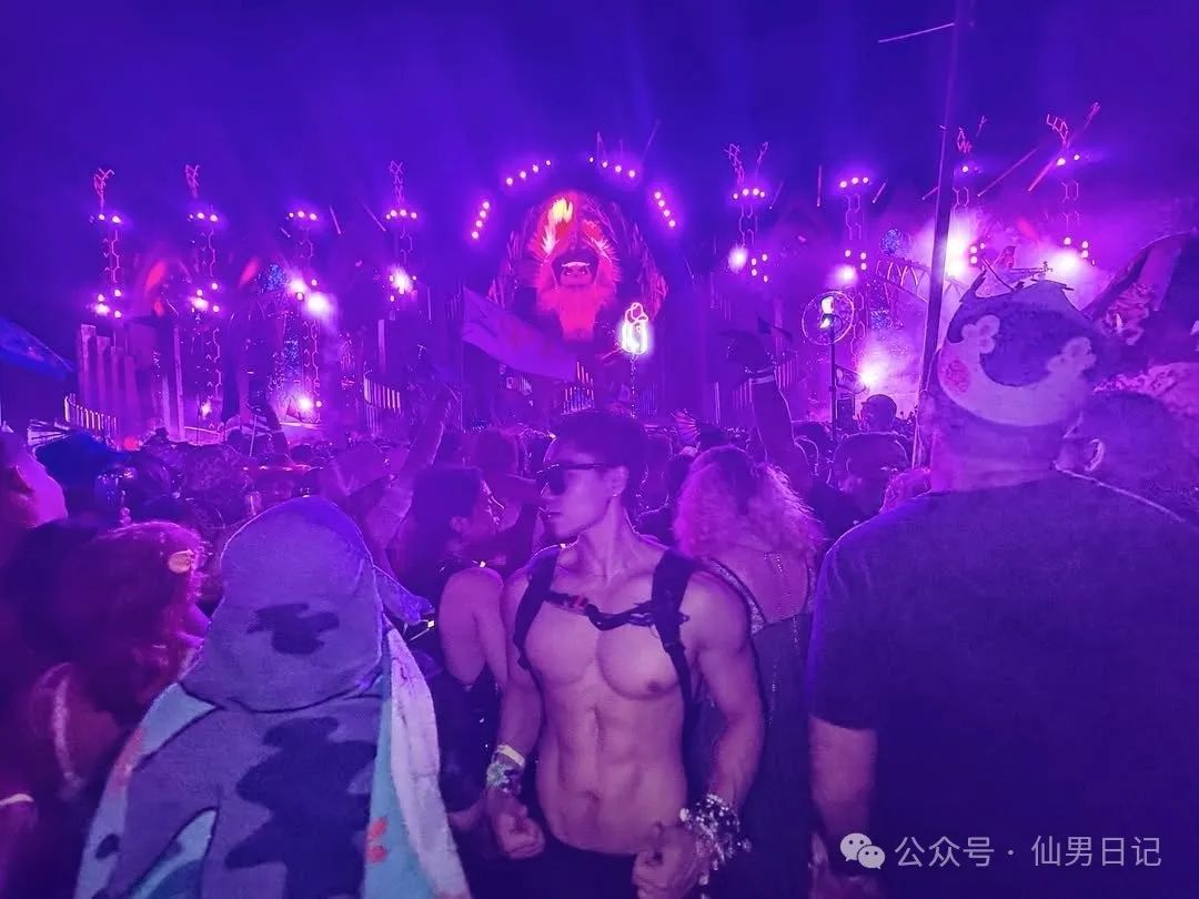 体育生留子的腹肌让美国佬疯狂……