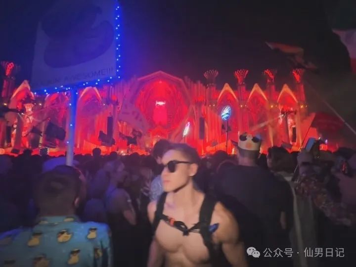 体育生留子的腹肌让美国佬疯狂……