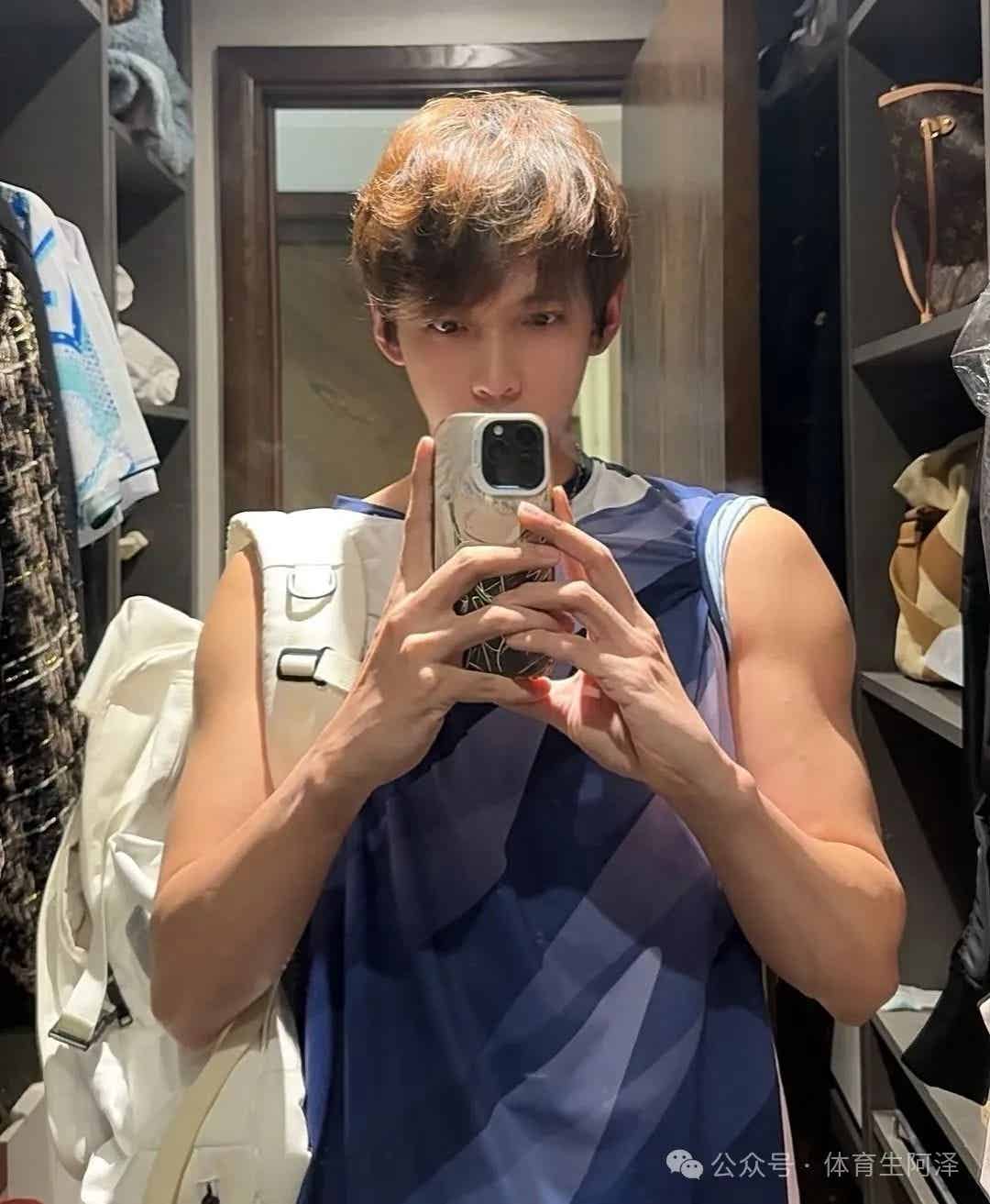 山东体院校草因与学长谈恋爱遭室友举报，学校：已全校通报......-潮男潮北