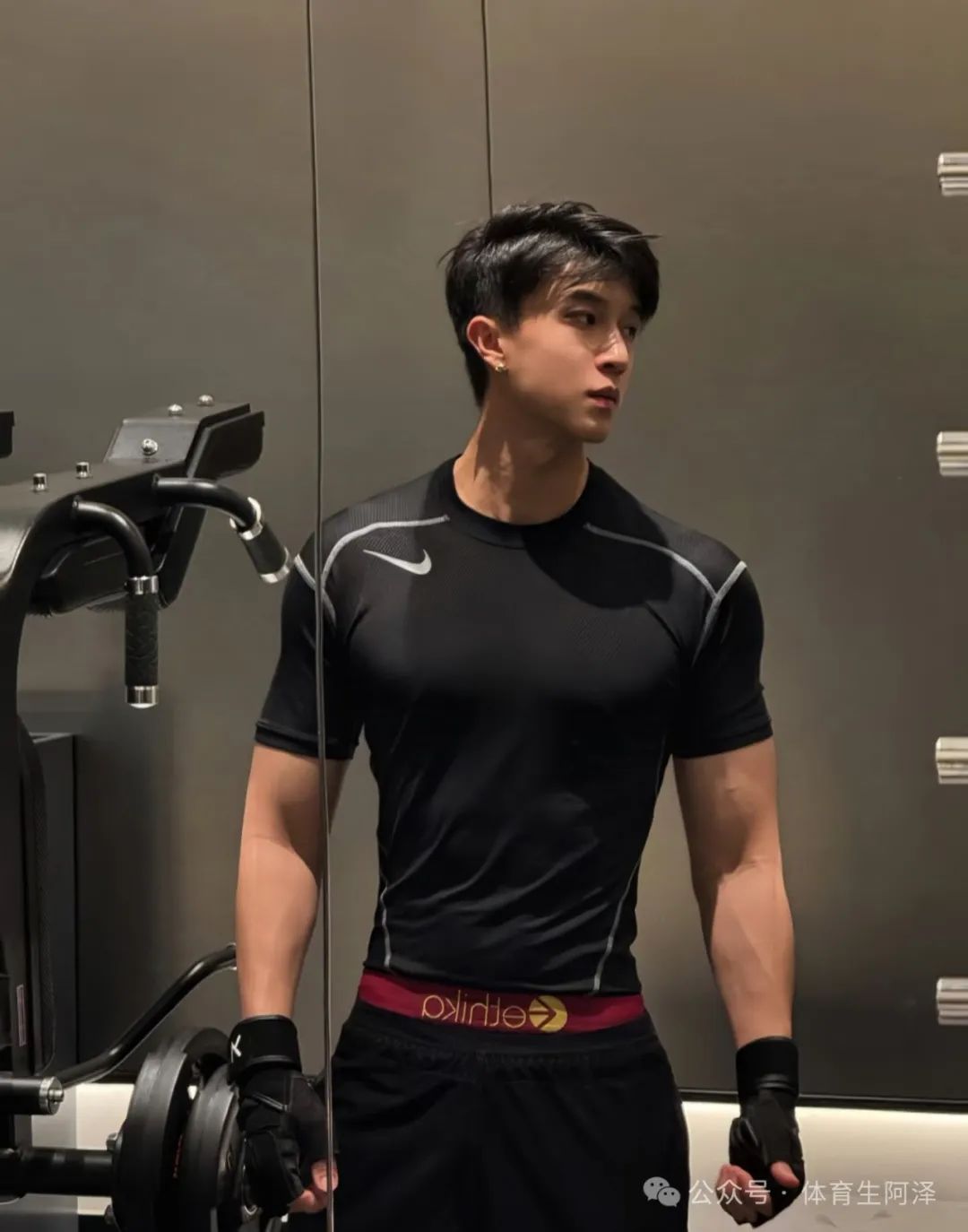 195cm 黑皮白袜体育生爆火 " 推特 "，网友辣评：又当又立？