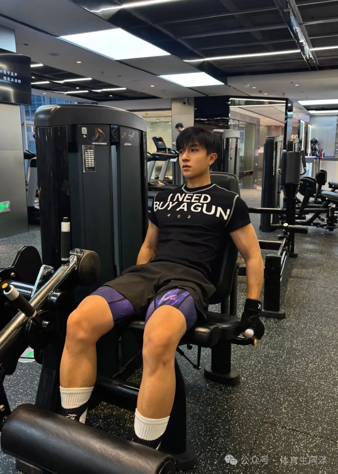 195cm 黑皮白袜体育生爆火 " 推特 "，网友辣评：又当又立？
