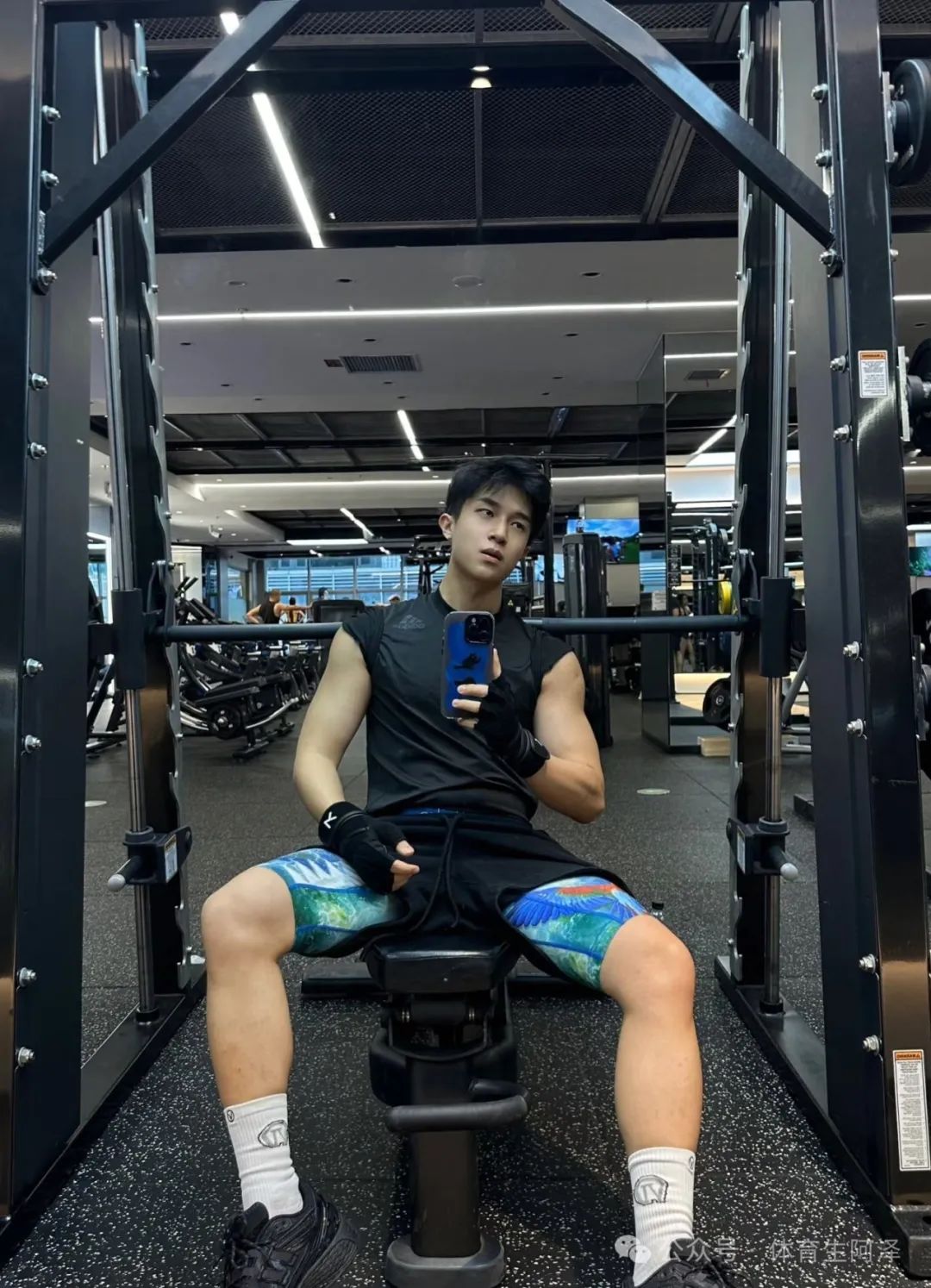 195cm 黑皮白袜体育生爆火 " 推特 "，网友辣评：又当又立？