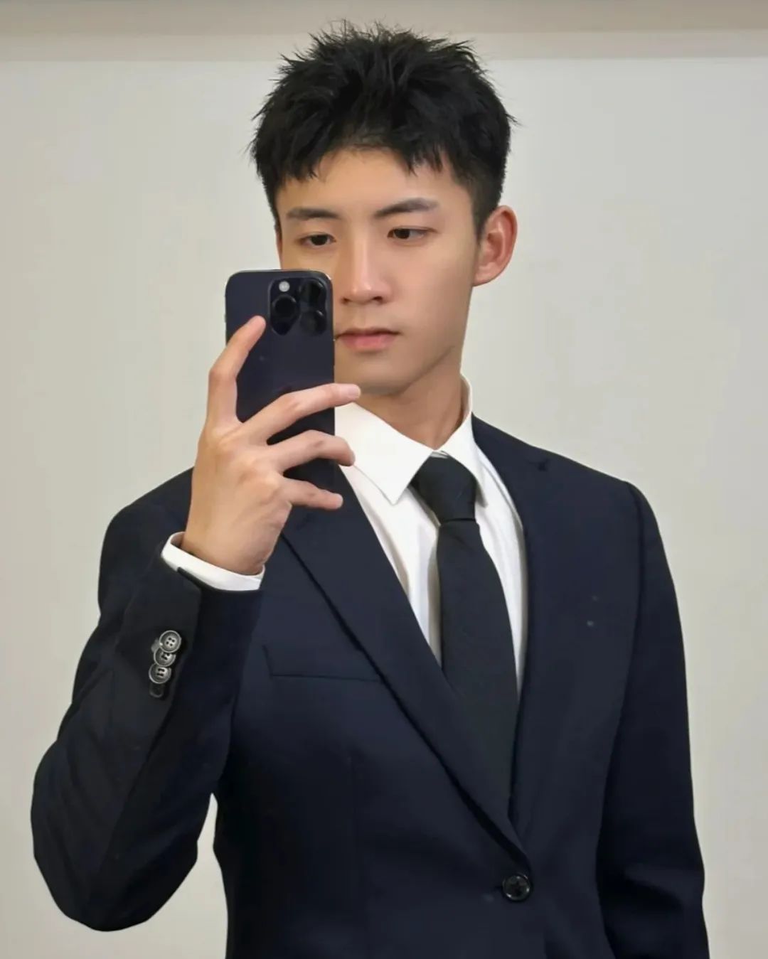 男生剪“露额”发型轻熟帅气，这 3 款造型很百搭，值得尝试！