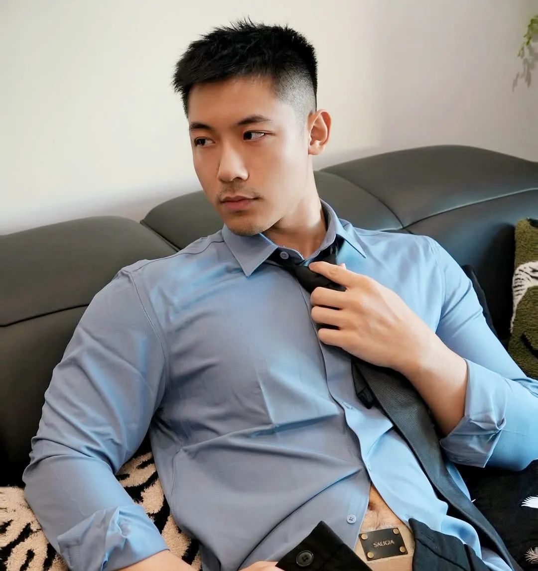 男生剪“露额”发型轻熟帅气，这 3 款造型很百搭，值得尝试！