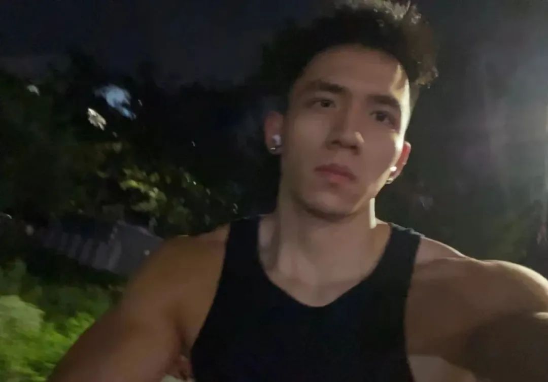 深圳一线天腹毛小哥，这腹肌真的太性感了！