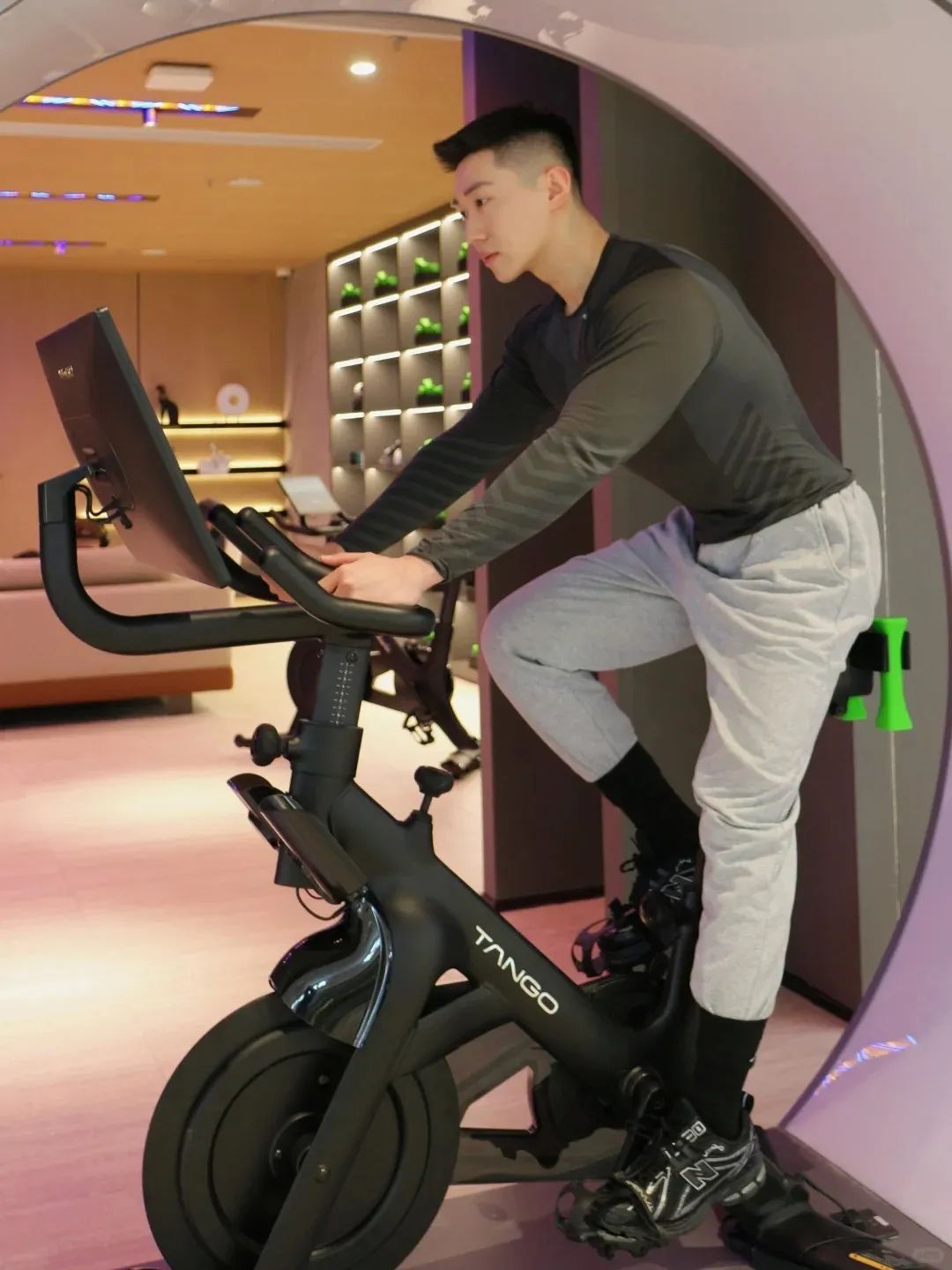 外企“打工魂”帆哥很香的日常：西装革履也能玩转健身圈？