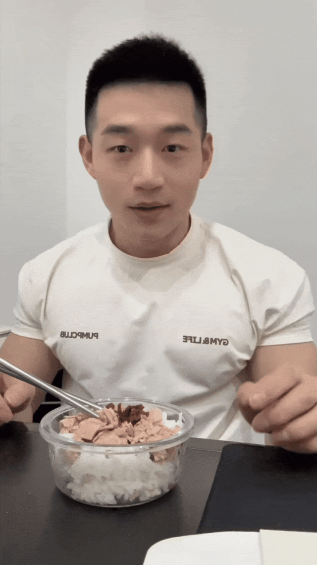 25 岁肌肉大鼻子陕西汉子太帅，被网友叫“老公”