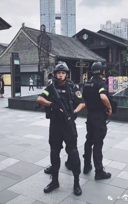 成都太古里执勤特警小哥意外走红，这也太帅了吧！