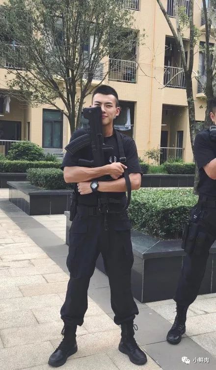 成都太古里执勤特警小哥意外走红，这也太帅了吧！
