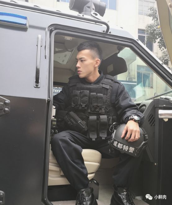 成都太古里执勤特警小哥意外走红，这也太帅了吧！