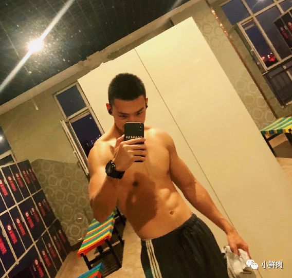 成都太古里执勤特警小哥意外走红，这也太帅了吧！