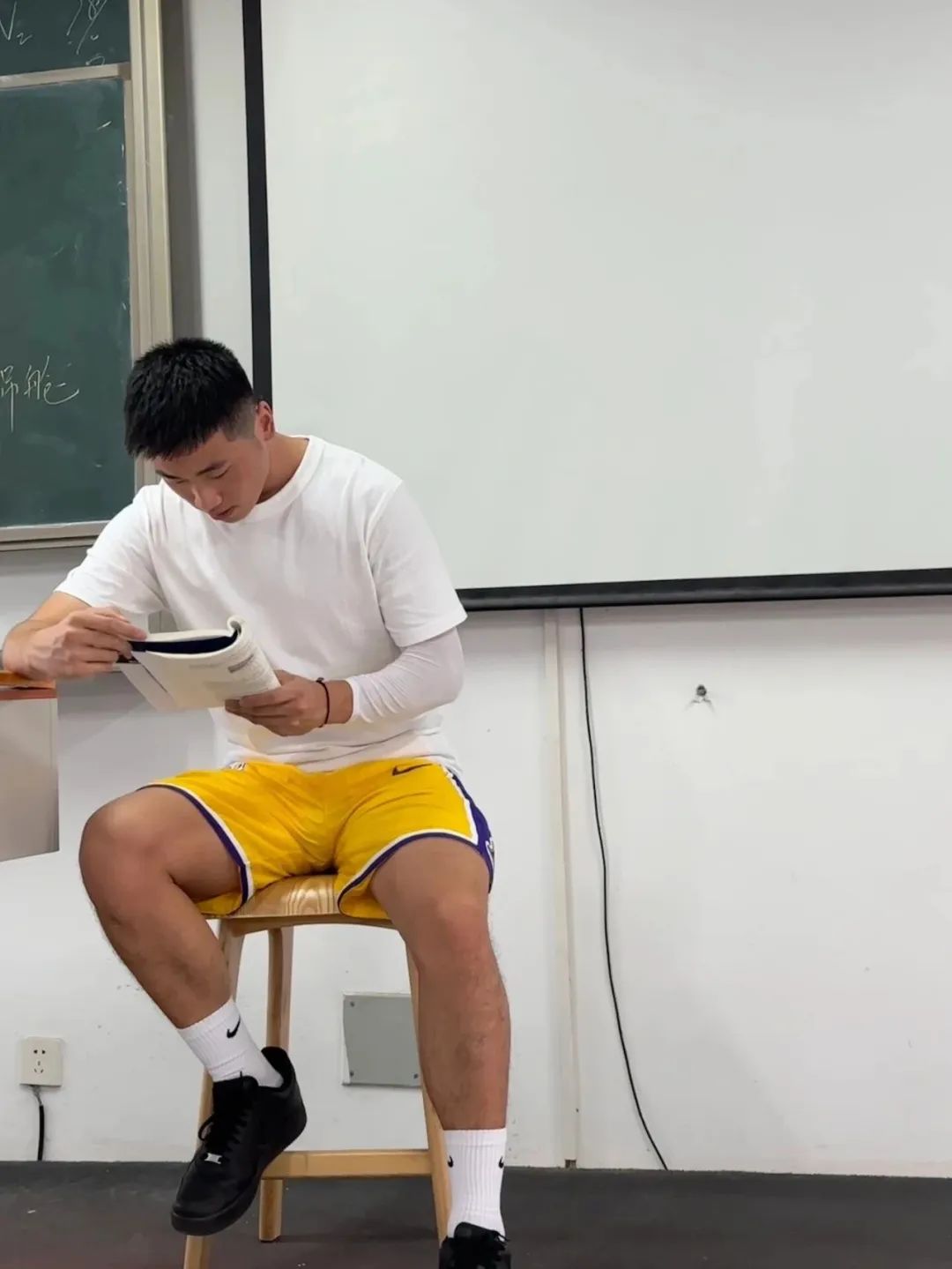 广东 19 岁野生男大，穿运动裤抓拍照太显眼火了！