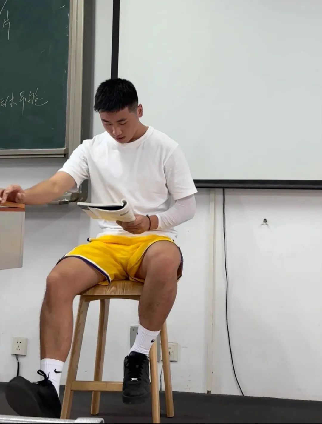 广东 19 岁野生男大，穿运动裤抓拍照太显眼火了！