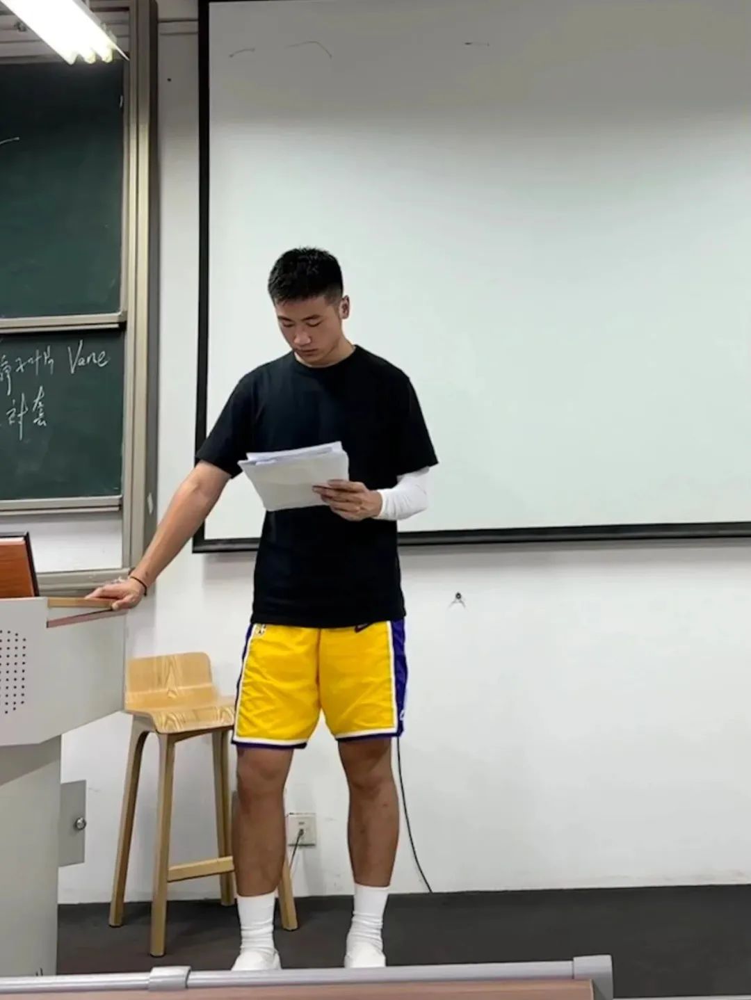 广东 19 岁野生男大，穿运动裤抓拍照太显眼火了！
