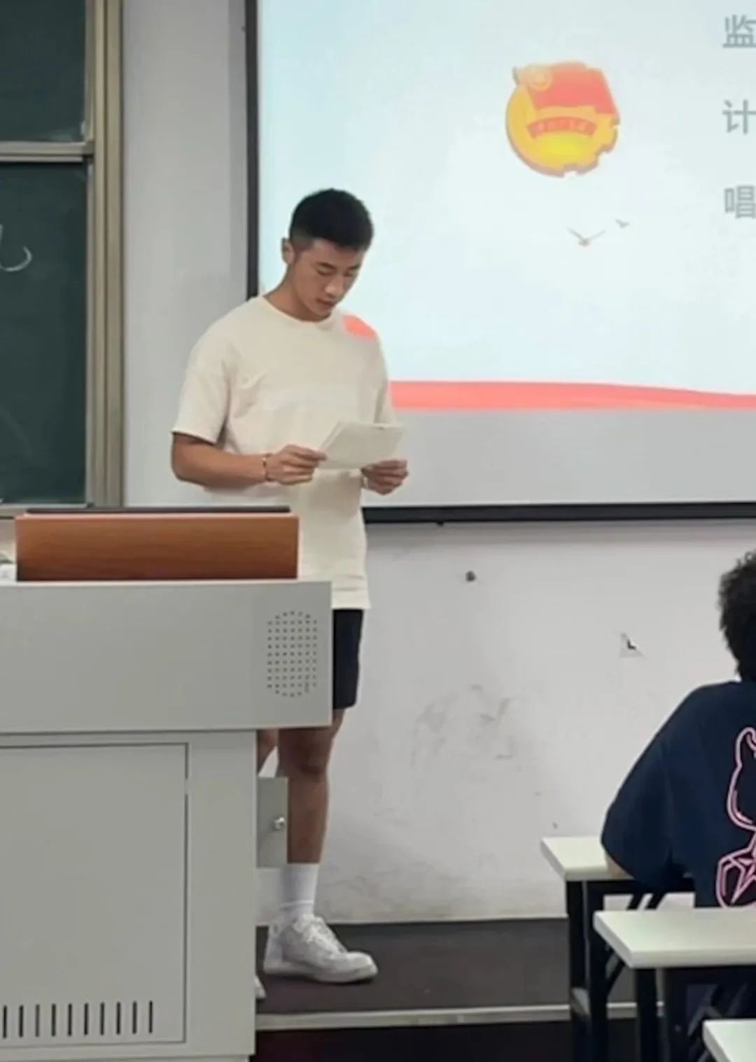 广东 19 岁野生男大，穿运动裤抓拍照太显眼火了！