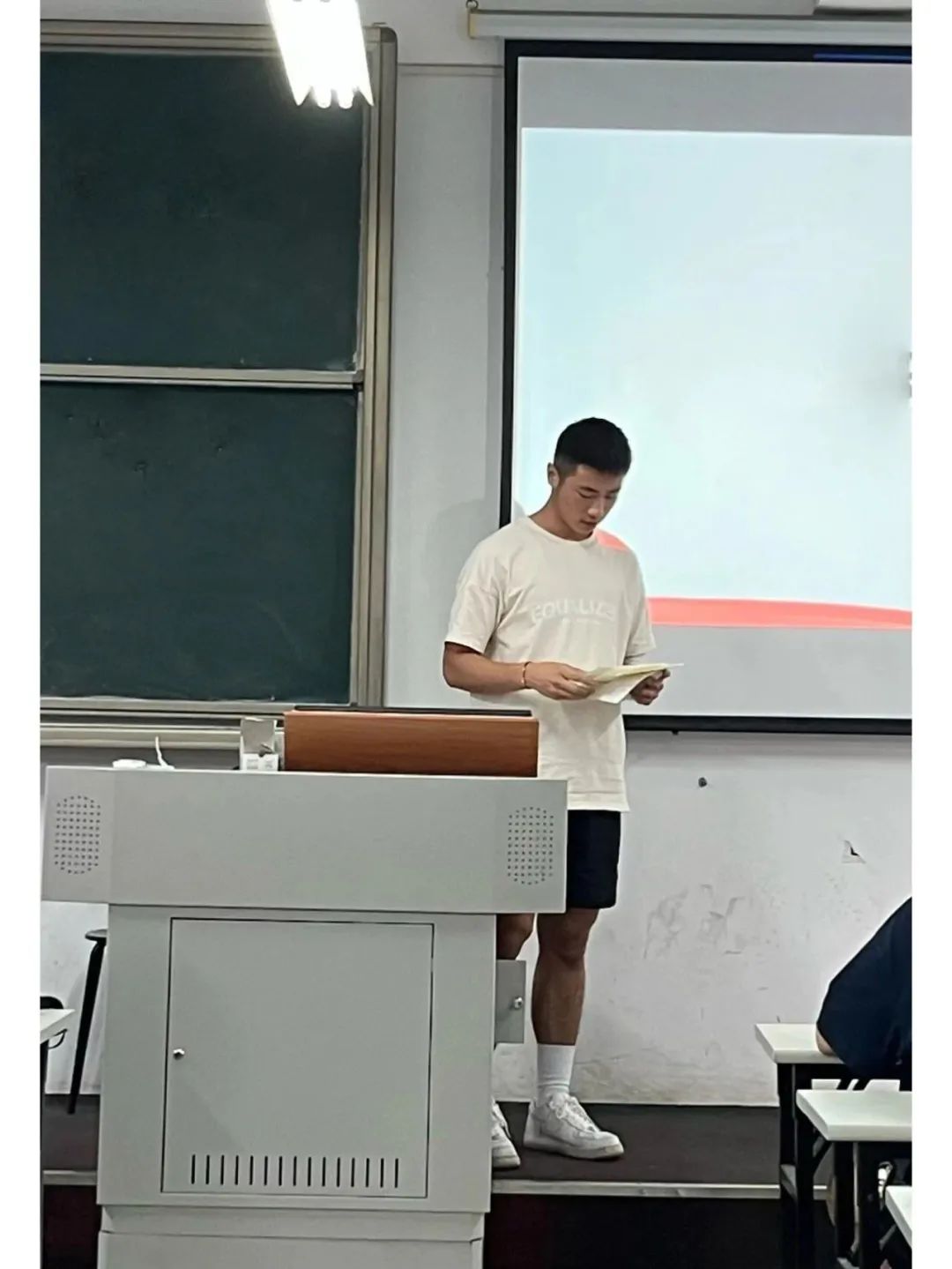广东 19 岁野生男大，穿运动裤抓拍照太显眼火了！