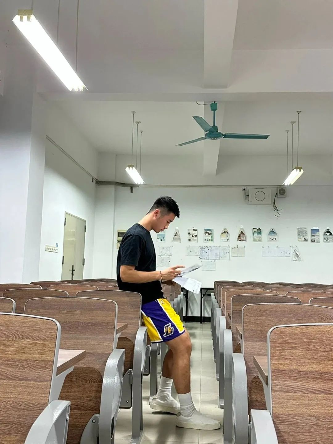 广东 19 岁野生男大，穿运动裤抓拍照太显眼火了！
