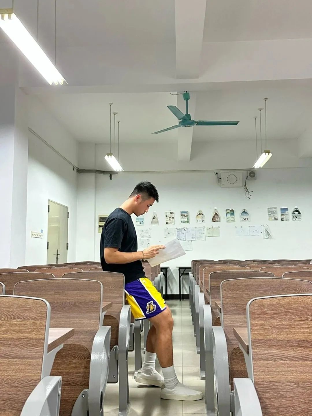 广东 19 岁野生男大，穿运动裤抓拍照太显眼火了！
